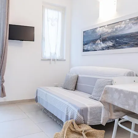 Pochi Passi Dal Mare *