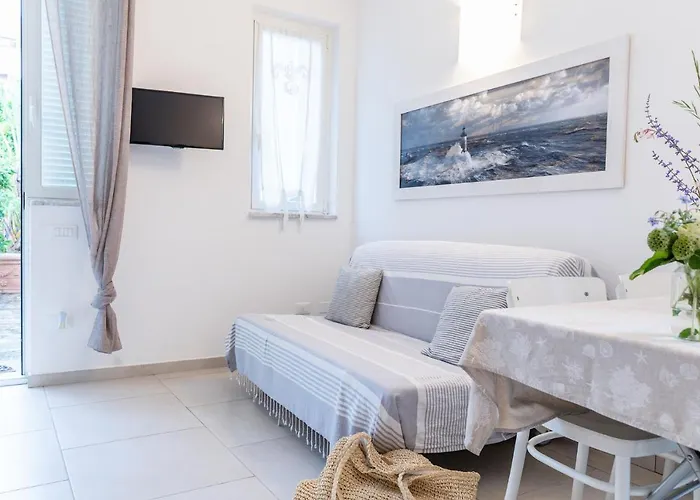 Pochi Passi Dal Mare *